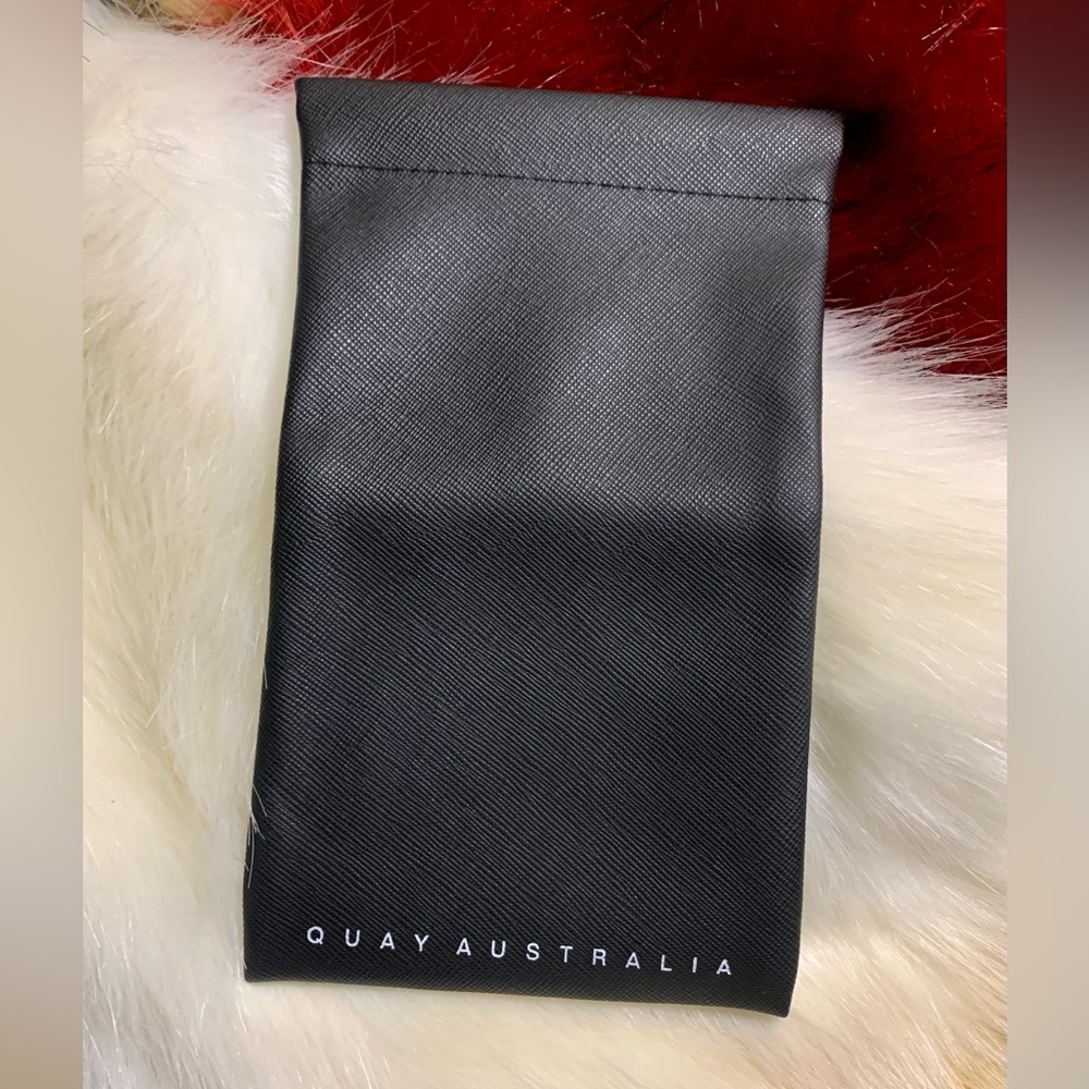 🧿Glasses case + cloth
Brand: Quay Australia 🧿New No tag🧿#AUS